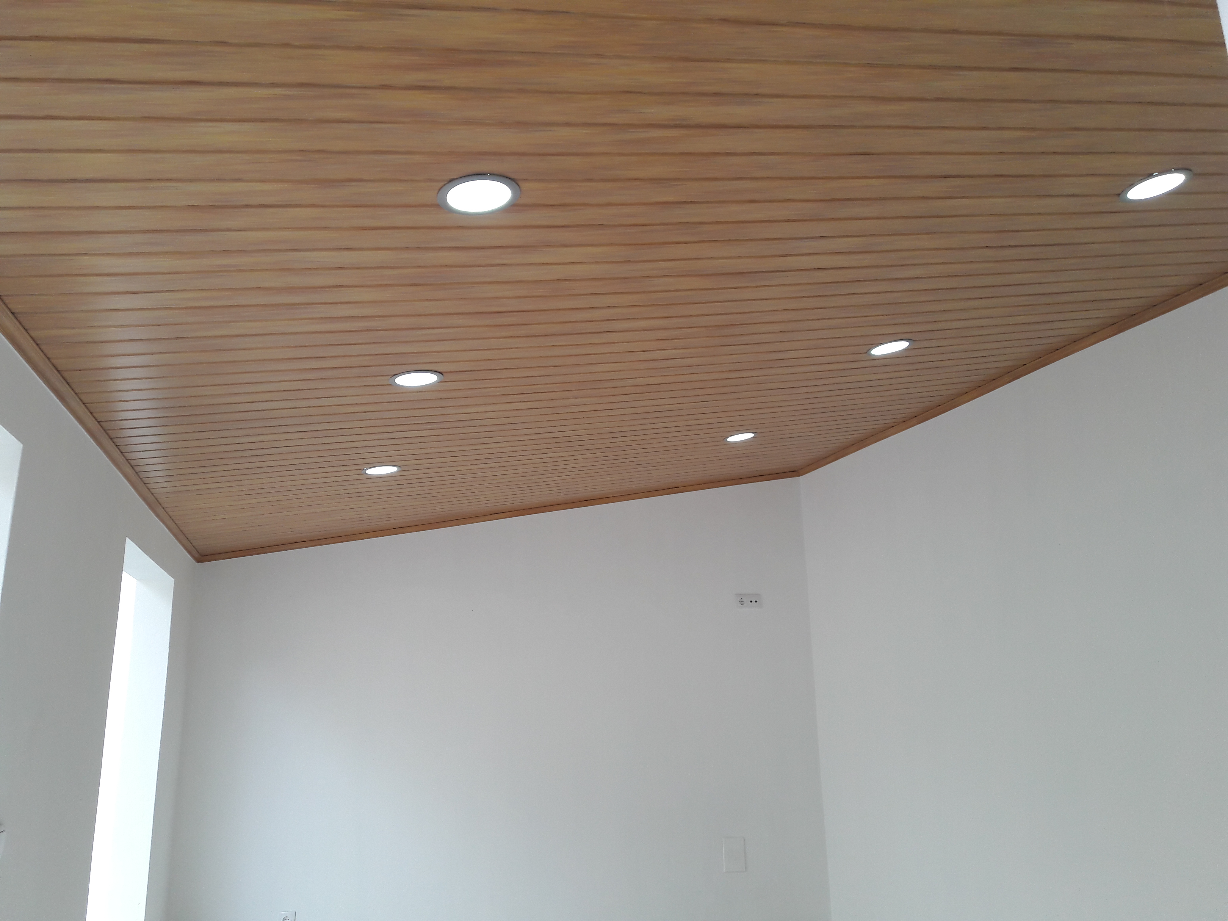 Teto falso PVC instalado em espaco moderno